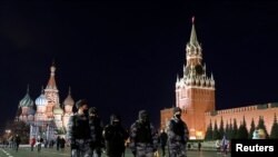 Law enforcement officers wearing face masks walk across Red Square amid the outbreak of the coronavirus disease (COVID-19) in Moscow, Russia October 25, 2021. REUTERS/Shamil Zhumatov