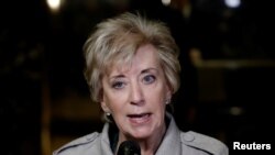 Mantan eksekutif gulat, Linda McMahon, calon pemimpin Badan Usaha Kecil yang dinominasikan oleh Presiden Donald Trump, di Trump Tower, New York, 30 November 2016. (Foto: dok).