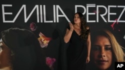 La actriz Karla Sofía Gascón lanza un beso durante una conferencia de prensa para promocionar la película "Emilia Pérez", en la Ciudad de México, el miércoles 15 de enero de 2025. AP