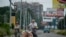 Люди дорогою зі Слов'янська.