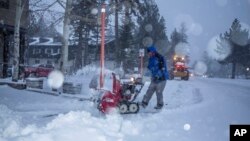 Arhiva - Čišćenje snega na ulici u Mamut lejku, Kalifornija, 9. decembra 2021.