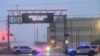 Dos patrullas permanecen en la entrada al puente del lago Ponchartrain, que está cerrado debido a la llegada del huracán Francine, el miércoles 11 de septiembre de 2024, en Metairie, Luisiana. (AP Foto/Matthew Hinton)