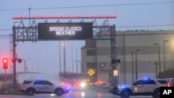 Dos patrullas permanecen en la entrada al puente del lago Ponchartrain, que está cerrado debido a la llegada del huracán Francine, el miércoles 11 de septiembre de 2024, en Metairie, Luisiana. (AP Foto/Matthew Hinton)