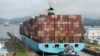 Kapal pengangkut kontainer milik MAERSK melintasi Terusan Panama yang terletak di Kota Panama, pada 12 Agustus 2024. (Foto: Reuters/Enea Lebrun)