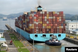 Arhiv - Singapurski kontejnerski brod MAERSK TAURUS prolazi kroz prošireni dio Panamskog kanala Cocoli Locks, na periferiji grada Panama, 12. august 2024.