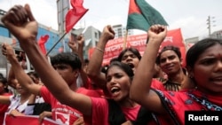 Buruh garmen Bangladesh melakukan unjuk rasa di Dhaka untuk menuntut upah yang lebih tinggi (foto: dok).