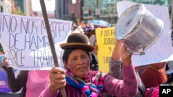 Un comerciante golpea una olla durante una protesta contra la inflación en La Paz, Bolivia, el lunes 19 de agosto de 2024. (Foto AP/Juan Karita)