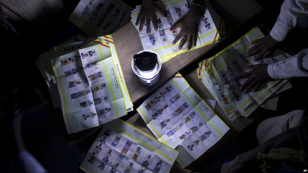 Para petugas pemilu presiden di Mali tengah menghitung surat suara di sebuah TPS di Kidal, Mali (28/7). 