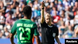 Bibiana Steinhaus arbitrant un le match Hertha BSC/ SV Werder Bremen à Berlin, en Allemagne, le 10 setpembre 2017.