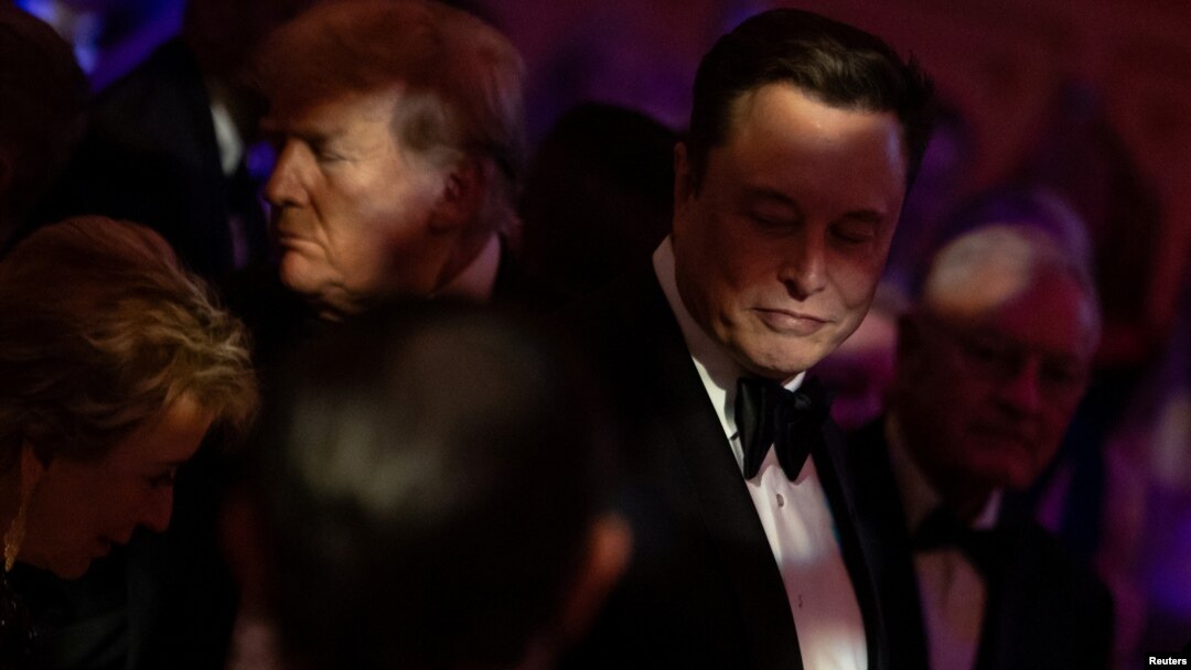 Новоизбраниот претседател на САД Доналд Трамп покрај Илон Маск за време на гала во Мар-А-Лаго во Палм Бич, Флорида