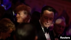 El presidente electo de Estados Unidos, Donald Trump, pasa junto a Elon Musk durante la gala del America First Policy Institute (AFPI) en Mar-A-Lago en Palm Beach, Florida, el 14 de noviembre de 2024. 