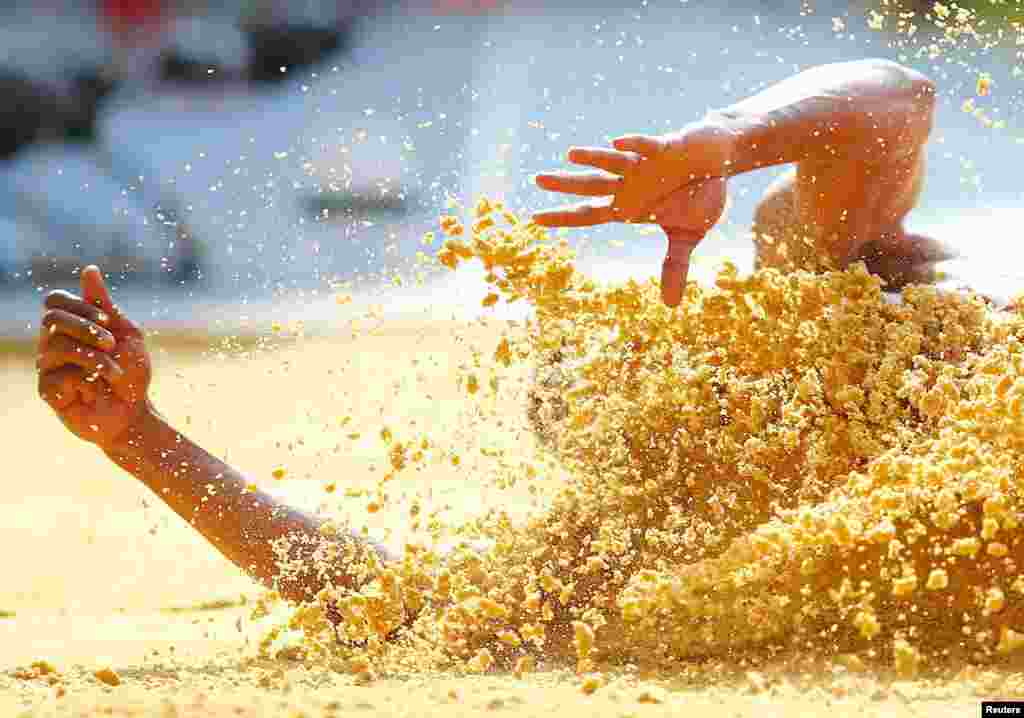 George Kitchen bertanding di babak kualifikasi nomor lompat jauh pria dalam Kejuaraan Dunia Atletik IAAF di stadion Luzhniki di Moskow, Rusia.