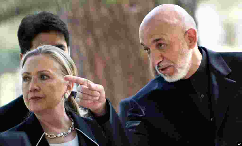 Ngoại trưởng Hoa Kỳ Hillary Clinton và Tổng thống Afghanistan Hamid Karzai tại dinh Tổng thống ở Kabul, ngày 7/7/2012