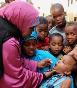 지난 2013년 5월 소말리아 모가디슈에게 소아마비 백신을 경구투여하고 있다.