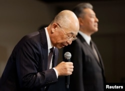 Presiden Daihatsu Motor Soichiro Okudaira didampingi Wakil Presiden Eksekutif Toyota Motor Hiroki Nakajima, pada awal konferensi pers di Tokyo, Jepang, 20 Desember 2023. (REUTERS/Issei Kato)