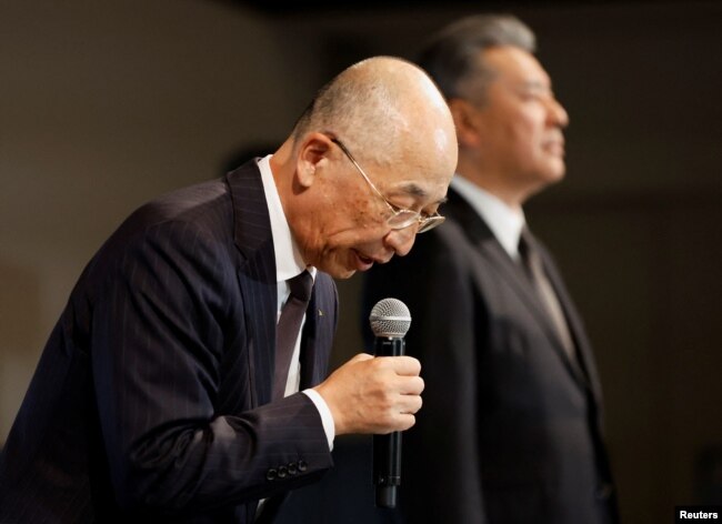 Presiden Daihatsu Motor Soichiro Okudaira didampingi Wakil Presiden Eksekutif Toyota Motor Hiroki Nakajima, pada awal konferensi pers di Tokyo, Jepang, 20 Desember 2023. (REUTERS/Issei Kato)