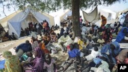 Residents gather outside United Nations Mission in Sudan sector headquarters, where as many as 40,000 people have fled fighting in the region, in Kadugli town, capital city of South Kurdufan State, Sudan, June 9, 2011 (file photo)