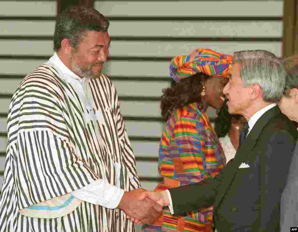 Rais Jerry Rawlings akimsalimia Mfalme Akihiyto wa Japan akimkaribishwa Tokyo Oktoba 1998