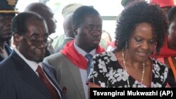 Le président du Zimnbabwe Robert Mugabe, à gauche, et sa femme Grace, célèbrent le 92e anniversaire de naissance du chef d’Etat zimbabwéen, à Masvingo, à près de 200 km d’Harare, 27 février 2016.