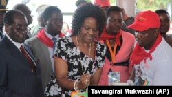 UMongameli Mugabe esika ikhekhe lelanga lokuzalwa kwakhe nyekenye.