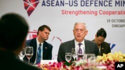 U.S. Defense Secretary Jim Mattis, center, attends an informal lunch meeting at ASEAN Defense Ministers' Meeting in Singapore, Oct. 19, 2018. 