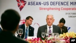 U.S. Defense Secretary Jim Mattis, center, attends an informal lunch meeting at ASEAN Defense Ministers' Meeting in Singapore, Oct. 19, 2018. 