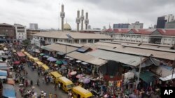 FILE - Pedestrians shop at a Market in Lagos, Nigeria, June 20, 2016. Nigeria's president is looking to secure $30 billion in foreign loans for infrastructure and other projects to overcome a recession.