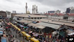 Les Nigerians se promènent au marché de Lagos, Nigeria, le 20 juin 2016.