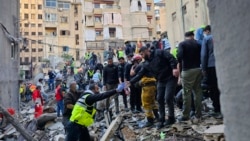 Tim penyelamat mencari korban di lokasi serangan udara Israel yang menargetkan sebuah gedung di Beirut, Lebanon, Selasa, 26 November 2024. (Hassan Ammar/AP)