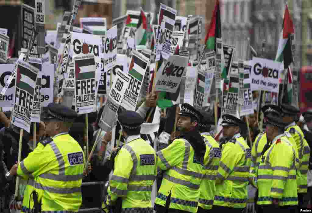 Polisi mengelilingi para demonstran dalam protes menentang serangan udara Israel di Gaza, London, 11 Juli 2014.