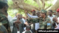 Madaxweynaha oo la jooga Odayaal iyo Ciidan