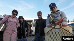 Civilians evacuated from the Russian-controlled Kherson region of Ukraine arrive at a railway station in the town of Dzhankoi, Crimea October 24, 2022. (REUTERS/Alexey Pavlishak)