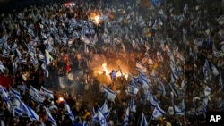 22일 이스라엘 텔아비브에서 반정부 시위대가 국기를 들고 집회를 진행하고 있다. 