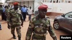 Militares em Bissau no dia seguinte à primeira volta das eleições presidenciais de 18 de Março