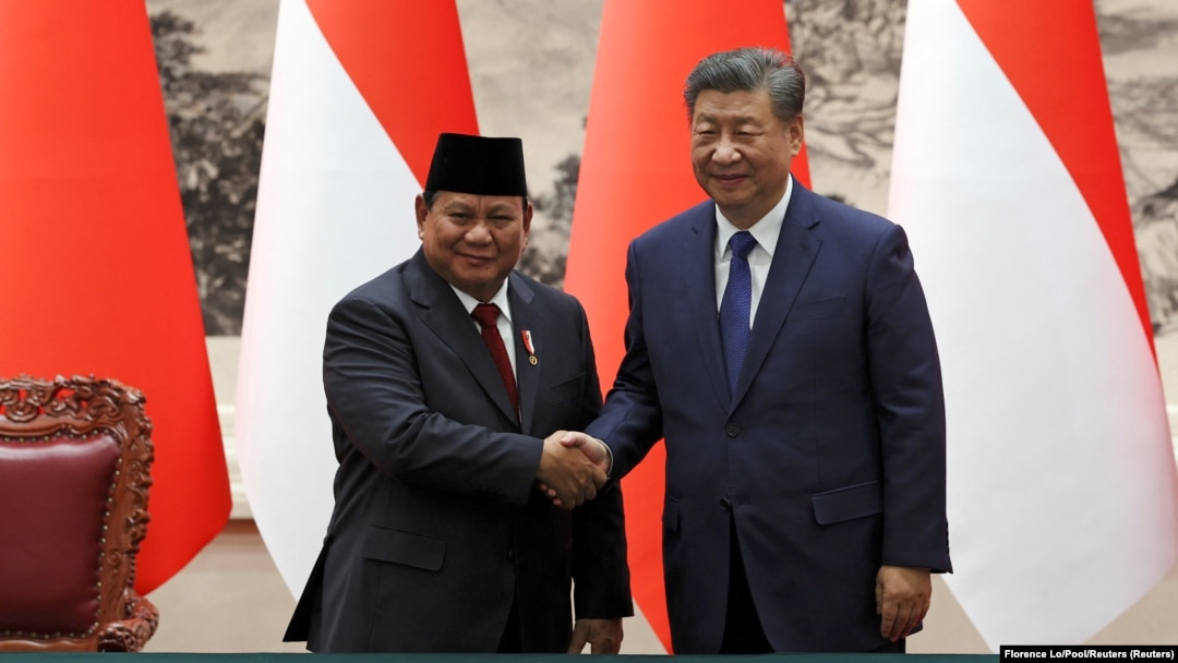 Presiden China Xi Jinping dan Presiden Prabowo Subianto berjabat tangan selama upacara penandatanganan di Balai Agung Rakyat di Beijing, China, pada 9 November 2024. (Foto: Florence Lo/Pool/Reuters)