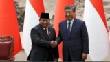 Presiden China Xi Jinping dan Presiden Prabowo Subianto berjabat tangan selama upacara penandatanganan di Balai Agung Rakyat di Beijing, China, pada 9 November 2024. (Foto: Florence Lo/Pool/Reuters)