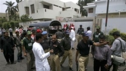 انفجار یک بمب در مقابل ساختمان صلیب سرخ موجب وارد آمدن خساراتی به آن ساختمان شد. کراچی، پاکستان ۲۵ ژوئن ۲۰۱۱