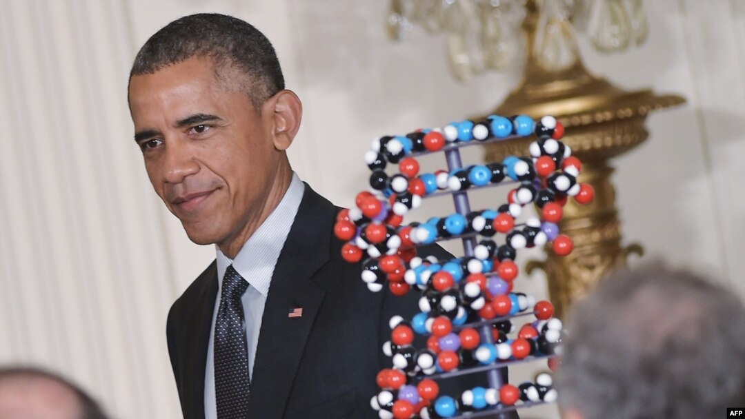 Presiden AS Barack Obama saat berjalan menuju mimbar untuk menyampaikan pidato terkait investasi dalam pengobatan presisi di Gedung Putih, 30 Januari 2016 (Foto: dok). 