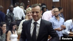 Oscar Pistorius reacciona después de que se le concedió la libertad bajo fianza al salir del Tribunal Superior de North Gauteng en Pretoria, Sudáfrica, después de su audiencia de libertad bajo fianza.