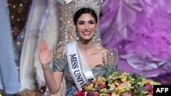 La Miss Universo Venezuela 2024 Stephany Abasali, representante del estado Anzoátegui, saluda tras ganar el concurso de belleza en Caracas, el 5 de diciembre de 2024. (AFP/Federico Parra)