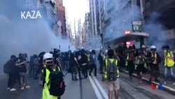 香港防暴警察施放催淚彈驅散示威者 (2019年7月28日)