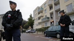 法国宪兵守卫在在进行突击恐怖搜查的车库入口处