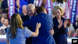 EEl candidato demócrata a la vicepresidencia, el gobernador de Minnesota, Tim Walz, abraza a su familia durante la Convención Nacional Demócrata el 21 de agosto de 2024, en Chicago.