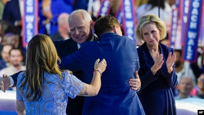 EEl candidato demócrata a la vicepresidencia, el gobernador de Minnesota, Tim Walz, abraza a su familia durante la Convención Nacional Demócrata el 21 de agosto de 2024, en Chicago.