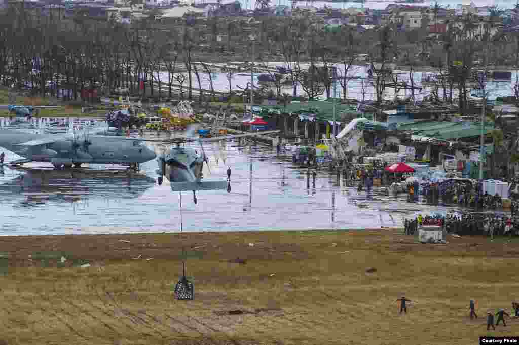 An MH-60S Seahawk drops supplies onto Tacloban Air Base, Philippines, Nov. 14, 2013.&nbsp;(U.S. Navy)