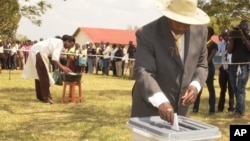 Le président Yoweri Museveni, au pouvoir depuis 30 ans, vote à Rushere, dans l'Ouganda, 18 février 2016