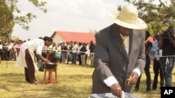 Le président sortant Yoweri Museveni, au pouvoir depuis 30 ans, a voté à Rushere, dans le district de Kiruhura à près de 400 kms de Kampala, en Ouganda, le 18 février 2016.