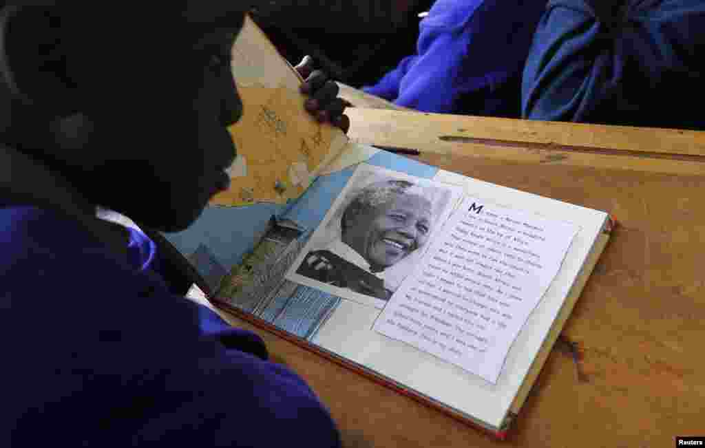 Aluno queniano lê a biografia de Nelson Mandela em Escola Primária Kilimani, Nairóbi.