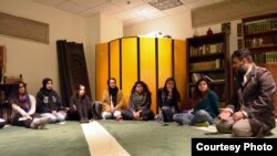 Mahasiswa muslim di universitas George Washington di Washington, D.C. tengah mengikuti acara halaqah di mushola (Foto: Muslim Students' Association, George Washington University/dok)