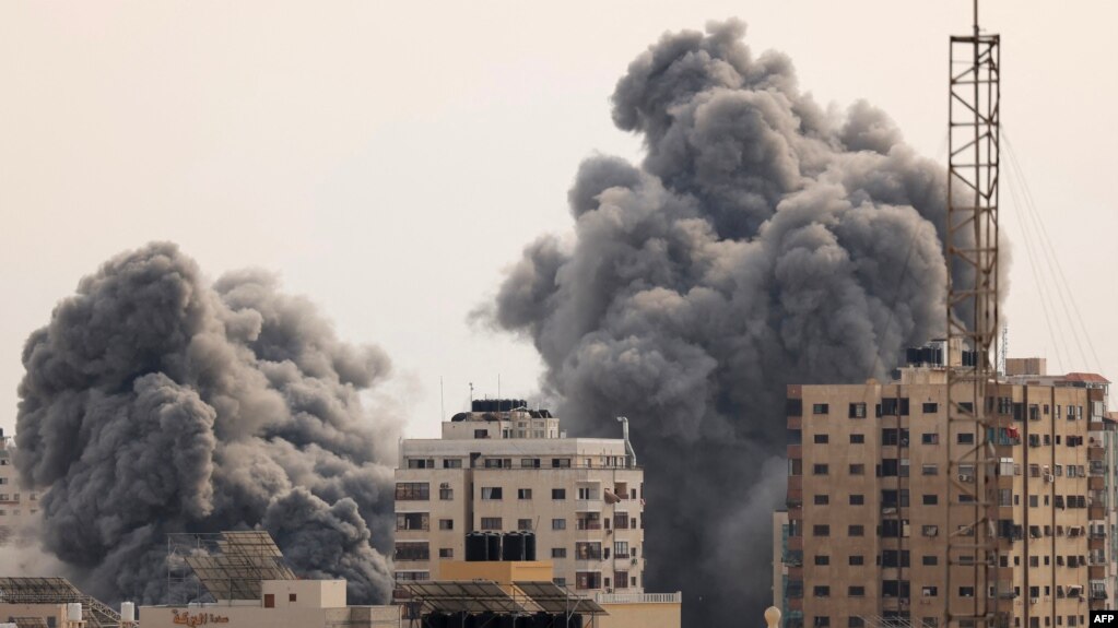 以色列空袭加沙城升起的浓烟。（2023年10月9日）(photo:VOA)